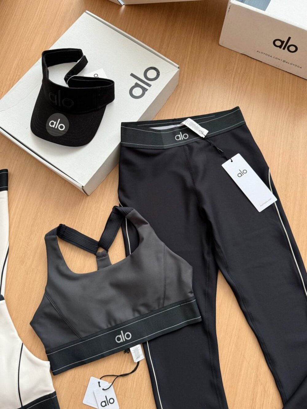 ALO Yoga Outfit Set - Long Pants - Comfortable - Picture 2 of 3